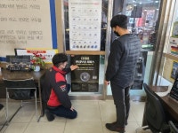 타이어뱅크의 안심보상 서비스 설명 중인 사업주