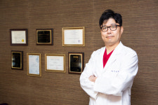 여드름이 남기고 간 울퉁불퉁한 흉터, 치료방법은?