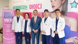 가슴성형 권위자 찰스 랭퀴스트, 아이디병원 가슴전문센터 방문