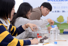 [월드 웰니스 페어 2024] 세상의 마지막 날 누구와 술을 마시고 싶을까