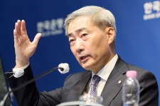 [한은, 기준금리 2회 연속 인상] 신현송 총재 “호미로 막을 것 가래로 막을라”…사상 첫 ‘백투백 인상’ 결단 배경