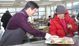 김광철 연천군수와 연천군의회 의원들 노인복지관 배식봉사