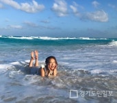 진재영, 행복한 미소... 바다에 엎드려