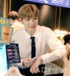 강다니엘, 커피숍 일일 알바생 변신 재조명