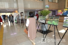 안양시 청사 본관 1층 로비 방문객들 눈길  20종 조류 사진 15일까지 전시