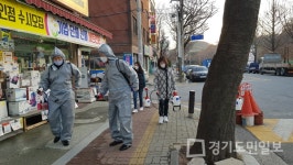 안산시 부곡동 공직자들   퇴근 후 상가 지역 돌며 소독활동 펼쳐
