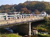 연천군 백학면 남녀새마을지도자   하천 수질개선 EM흙공 던지기