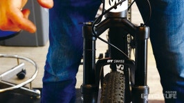 훈장처럼 남은 MTB의 흙먼지들-서스펜션과 디스크 브레이크 정비 핵심 포인트