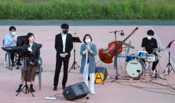 안성시 “매주 토요일 음악이 흐르는 안성천으로 오세요”…안성천 상설 버스킹 자리매김