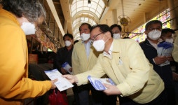 김부겸 국무총리, 속초 중앙시장 및 청년몰(갯배ST) 직접 찾아 방역점검·상인격려