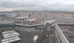 오미크론 확산에 하늘길 막힌다…항공사 한숨