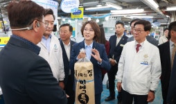 이영 중기부 장관, 부산 전통시장서 민생행보…애로사항 청취