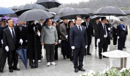 고흥·보성·장흥·강진 문금주 후보, 국립5·18묘역 참배