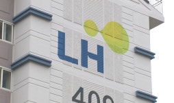 LH임대주택에 1.8억 포르쉐?…“311명 고가車 보유”