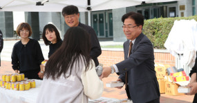 대구가톨릭대, 중간고사 앞둔 학생에 간식 전달