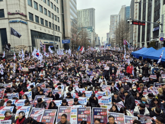 광주시민 군부독재 항쟁 거점 5‧18민주광장, 윤석열 탄핵 찬반집회 맞불