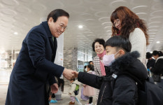 전주효천초 찾은 서거석 전북도교육감 신입생 여러분 입학 축하해요