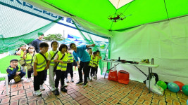 [2025 남원국제드론제전 with 로봇 DAY 1][포토] 아이들, 로봇 친구와 첫 만남