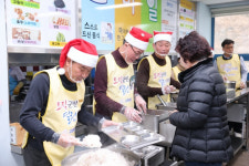 고흥군의회, 연말 맞아 노인복지관 찾아 배식 봉사활동
