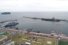 국제관함식 외국함정서 기름과 오수 유출