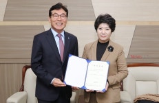 진영마트 강은희 대표, 제주대에 발전기금 2000만원 전달