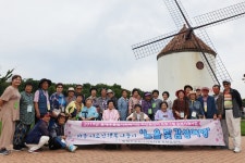 지역 노인들과 함께 한 노을 빛 감성여행