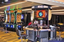 서귀포 앞바다에 정박한 초대형 크루즈선