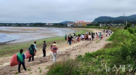 종달리 부녀회와 종달초 학생들, 마을 환경보호 위해 맞손