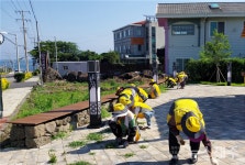 용담2동 용마경로당 어르신들, 소공원 풀베기 봉사활동