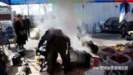 [속보]선진사료 운송차량 스톱...애꿎은 축산농민 볼모 비난 쏟아져