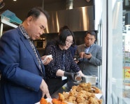 BBQ 윤홍근회장 신제품 핫황금올리브치킨 패밀리 매출 증대 크게 기여