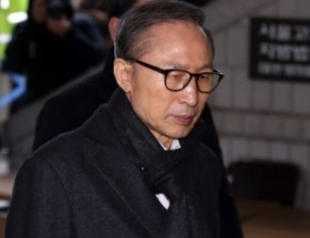 15년 남은 이명박 사면복권, 5달 남은 김경수 복권없는 사면