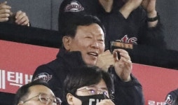 SSG랜더스-롯데자이언츠, 계열사 총동원 장외 팬덤전 후끈