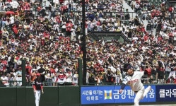 SSG랜더스-롯데자이언츠, 계열사 총동원 장외 팬덤전 후끈