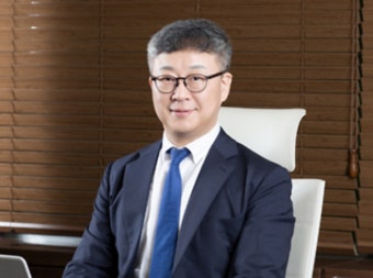 돌고돌아 창업주 사위 강웅철...바디프랜드 '경영권 분쟁' 정리각