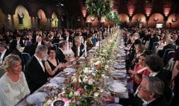 한강 문학, 생명을 파괴하는 모든 행위에 반대하는 일...어두운 밤에도 언어는 서로를 연결