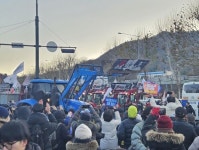 전농 트랙터 대치 28시간만에 해소..尹 관저앞에서 집회