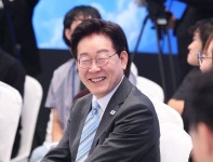 이재명 지지율 추락 일단 멈춤...10주 만에 소폭 반등