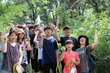 [밀착취재]산에서 놀며 공부 중입니다···숲을 읽고 보고 쓰는 아이들