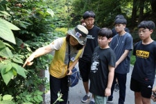 [밀착취재]산에서 놀며 공부 중입니다···숲을 읽고 보고 쓰는 아이들