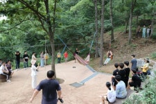 [밀착취재]산에서 놀며 공부 중입니다···숲을 읽고 보고 쓰는 아이들