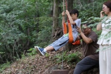 [밀착취재]산에서 놀며 공부 중입니다···숲을 읽고 보고 쓰는 아이들