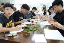 [밀착취재]산에서 놀며 공부 중입니다···숲을 읽고 보고 쓰는 아이들