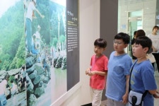 [밀착취재]산에서 놀며 공부 중입니다···숲을 읽고 보고 쓰는 아이들