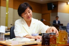 송미령 장관, 한국양봉농협 가공사업장 방문