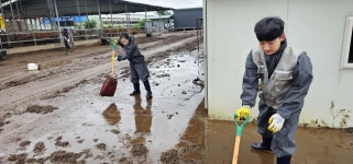 농협사료 대표이사, 폭우 피해 축산농가 방문