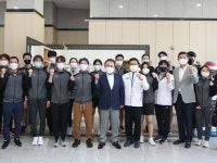윤홍근 BBQ 회장, 진천선수촌 방문해 빙상 국가대표 선수단 격려