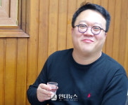 [in the middle] 바깥은 지옥? 왜 빨리 나오지 않았나 후회했다…소설가 정진영