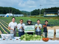 한국맥도날드, 양상추 농장에 폐배지 재활용 비료 전달