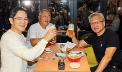 치맥과 러브샷…이재용·정의선·젠슨 황 ‘깐부 회동’ AI투자 기대 높였다